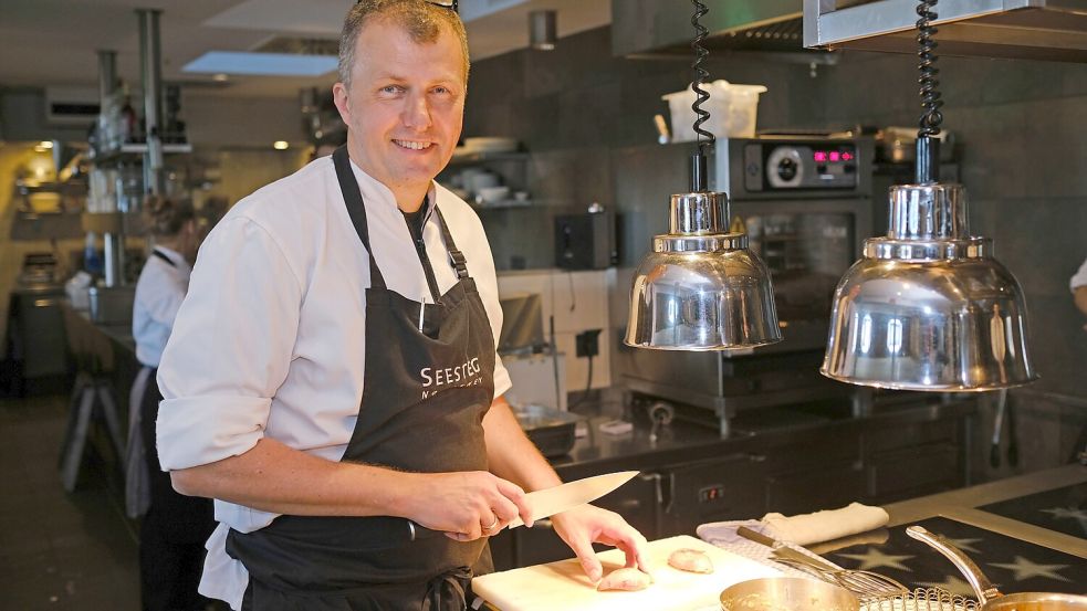 Sterne-Koch Markus Kebschull in der Küche vom Restaurant Seesteg auf Norderney. Foto: Seesteg