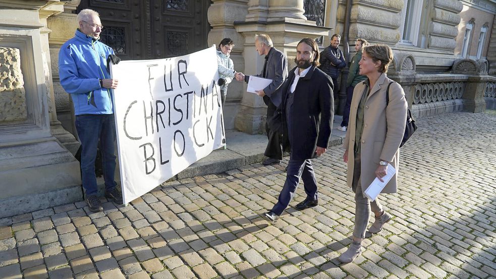 Thomas und Manuela R. (beide am Transparent) unterstützen Christina Block (rechts) jeden Verhandlungstag. Foto: Imago/Breuel-Bild