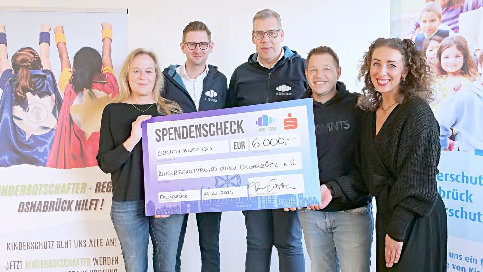 Die Kampagne „Kinderbotschafter-Region Osnabrück hilft!“ wächst jetzt weiter: Gaby Altevogt vom Kinderschutzbund mit Jan Eike Carstens und Thorsten Treidel vom Bissendorfer Unternehmen CT CLoud Design, sowie Kampagnen-Initiator Tommy Reichenberger und Aleksandra Alba Lopez ( Kinderschutzbund). Foto: Monika Vollmer