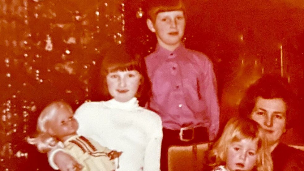 Das Weihnachtsfest sei eine ruhige Zeit für die ganze Familie gewesen, erinnert sich Anja Zimmermann. Auf dem Foto aus den 70er-Jahren ist sie mit zwei Geschwistern auf dem Schoß ihrer Mutter zu sehen. Foto: privat