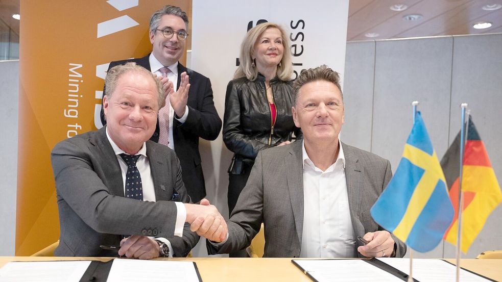 Handschlag in Berlin: Viscaria-Chef Olsson (l) und Aurubis-Produktionsvorstand Kurth. Der schwedische Kupferminenkonzern liefert den Rohstoff künftig an den deutschen Produzenten. Foto: Markus Lenhardt