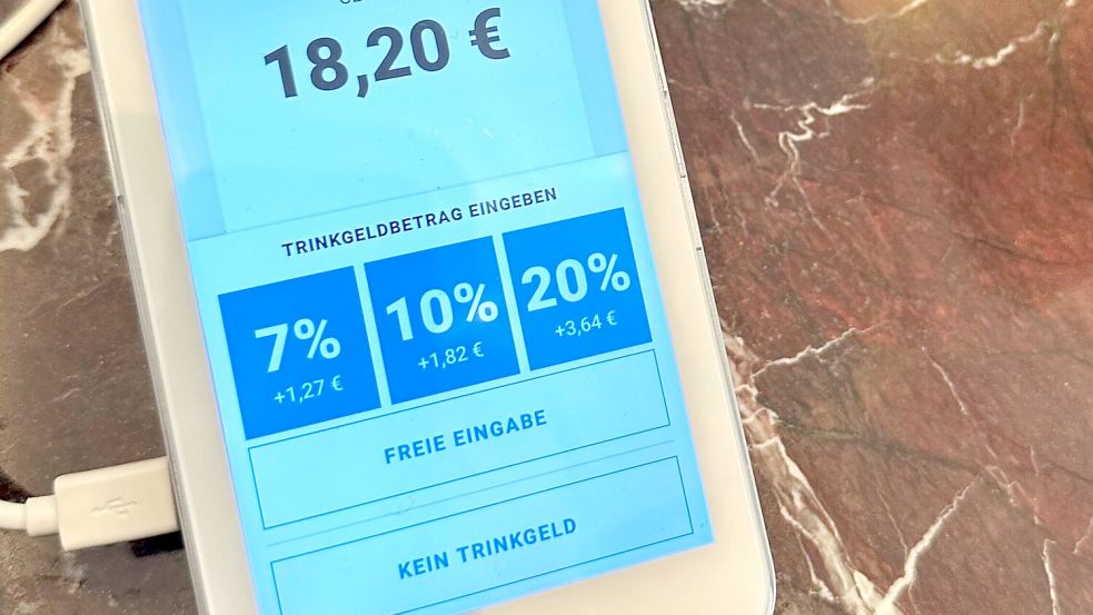 Vorgegebene Trinkgeld-Optionen bei der Kartenzahlung kommen bei vielen Menschen einer Umfrage zufolge nicht gut an. (Archivbild) Foto: picture alliance/dpa