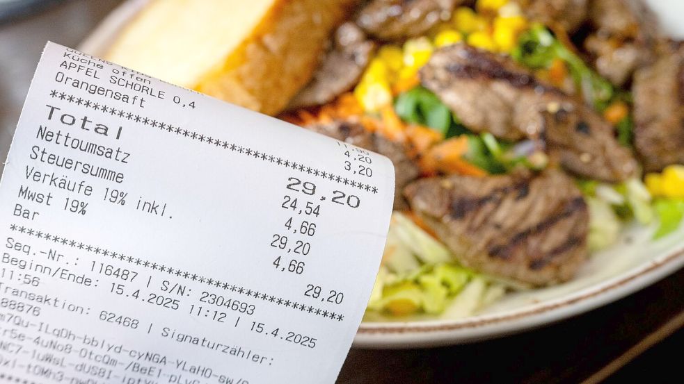 Die meisten Befragten geben üblicherweise Trinkgeld in Höhe von 6 bis 10 Prozent der Rechnungssumme. (Archivbild) Foto: Sina Schuldt