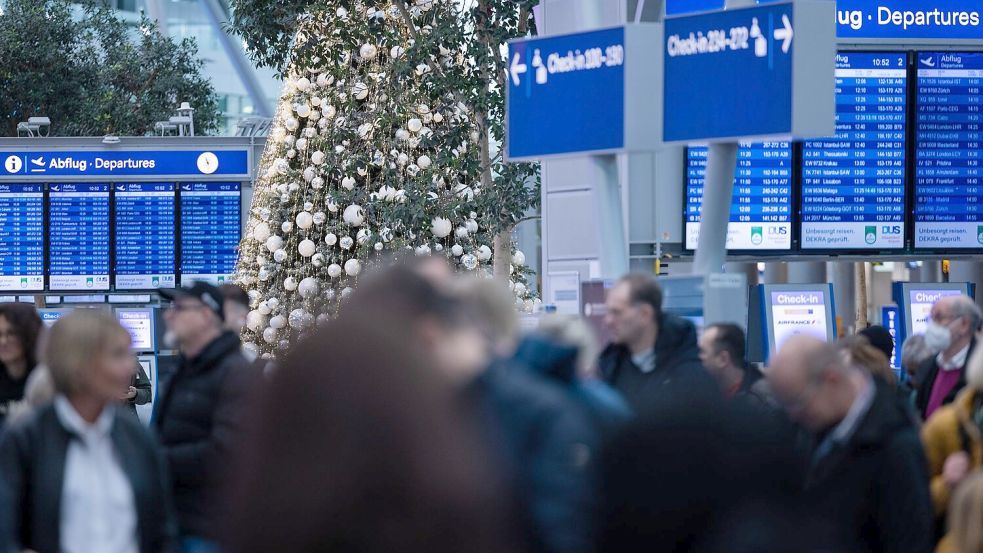 Auch an den Flughäfen sind in der Weihnachtszeit viele Reisende unterwegs. (Symbolbild) Foto: Rolf Vennenbernd