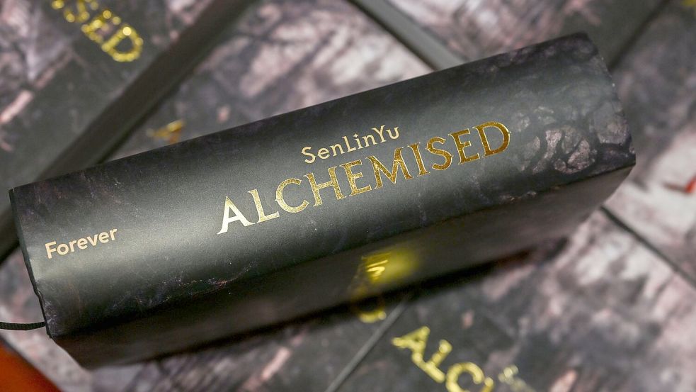 „Alchemised“ beruht ursprünglich auf einer Fanfiction, die umgearbeitet wurde, nun besteht der Roman als eigenständiges Werk. Foto: Jens Kalaene