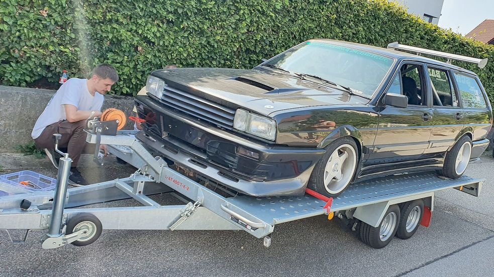 Sinzing, 31. August 2024: Pascal, der Sohn von Matthias Ennen, sichert den Passat mit Gurten – dann geht es für den Passat zurück in die Heimat. Foto: privat