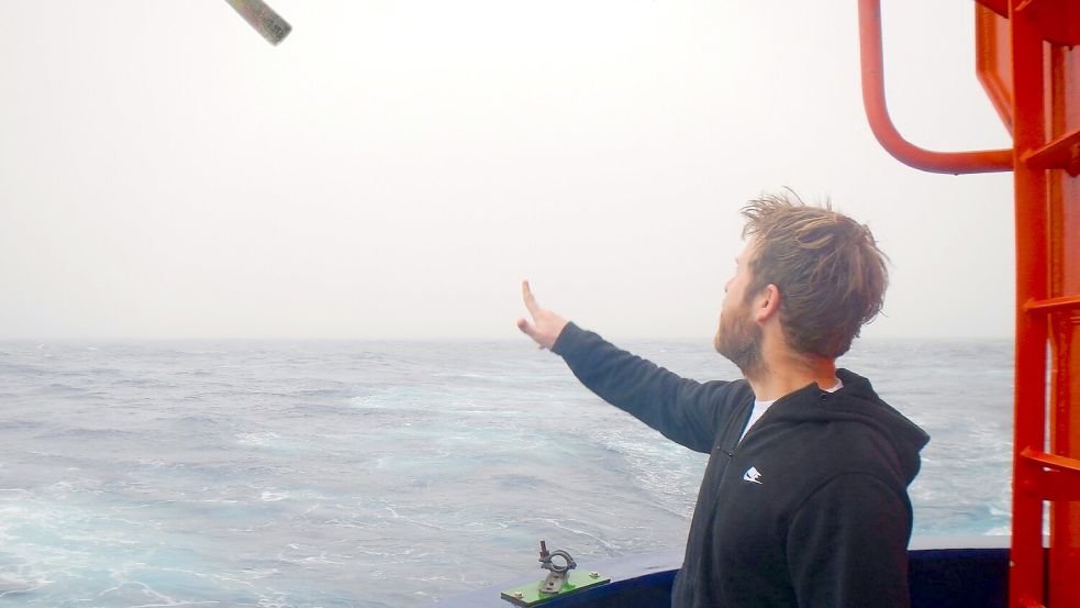 Geowissenschaftler Klages ist immer noch erstaunt und froh, dass die Flaschenpost die lange Reise überstand und gefunden wurde. Foto: Thomas Ronge/Alfred-Wegener-Inst