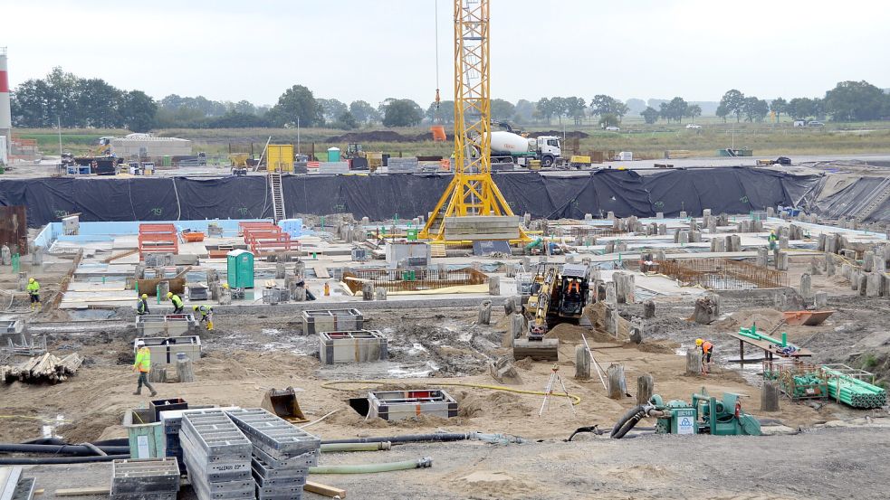 Die künftige Zentralklinik in Uthwerdum ist derzeit noch die größte Baustelle Ostfrieslands.Foto: Aiko Recke