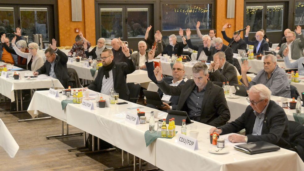 Die meisten Hände in der Auricher Stadthalle gingen beim Haushaltsbeschluss nach oben. Foto: Aiko Recke