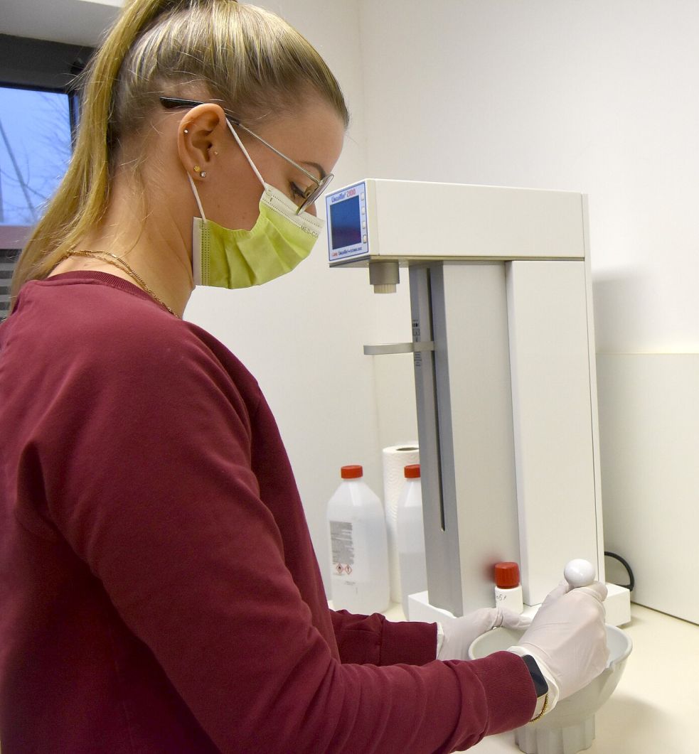 In der Multi Apotheke werden auch besondere Rezepturen hergestellt. Das Bild zeigt Viktoria Reinhard im Labor. Foto: Prins