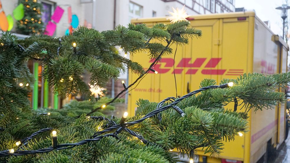 Weihnachtsgeschenke vorwiegend online zu bestellen, ist für viele normal. Dabei wäre besonders jetzt die Zeit, sich weniger liefern zu lassen. Foto: IMAGO/Fotostand