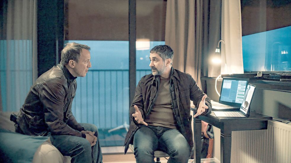 Cyberkriminalist Mario Schmitt (Denis Moschitto, rechts) ist der neue Kollege von Falke (Wotan Wilke Möhring). Foto: NDR/Georges Pauly