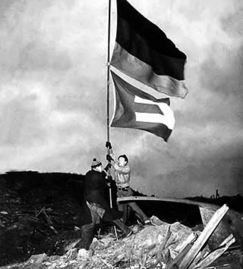 Ein Foto, das millionenfach in aller Welt gedruckt wurde, und die britische Regierung zur Rückgabe von Helgoland zwang. Die Heidelberger Studenten René Leudesdorff und Georg von Hatzfeld schafften das, was Politiker und Diplomaten nicht zuwege gebracht hatten. Bild: Jochen Blume/dpa