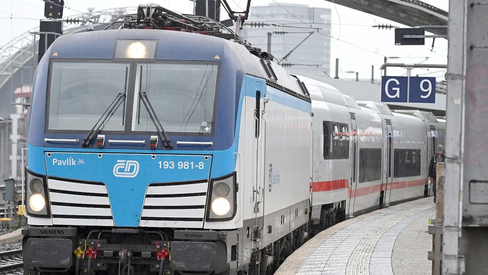 Angemietete Loks müssen derzeit wegen fehlender Zulassungen für den eigentlichen Steuerwagen noch den neuen ICE L ziehen. Foto: Federico Gambarini/dpa