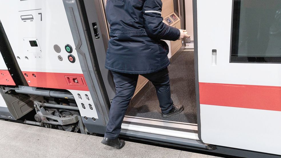 Der ICE L ist stufenlos und verfügt für besseren Handyempfang über frequenzdurchlässige Scheiben. (Archivbild) Foto: Carsten Koall/dpa