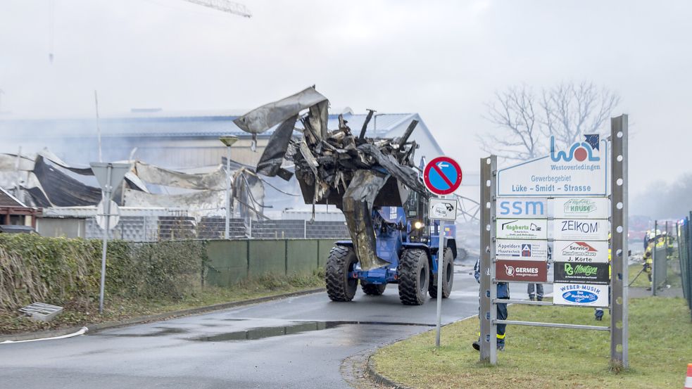 Das Technische Hilfswerk brachte mit einem Radlader Metallteile der durch ein Feuer zerstörten Halle zu einem Lagerplatz. Foto: THW