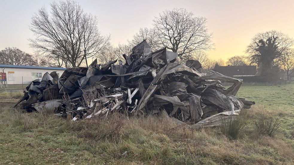 Auf einer freien Fläche im neuen Gewerbegebiet in Steenfelderfehn wurden Teile der durch das Feuer zerstörten Halle gelagert. Foto: Carsten Ammermann