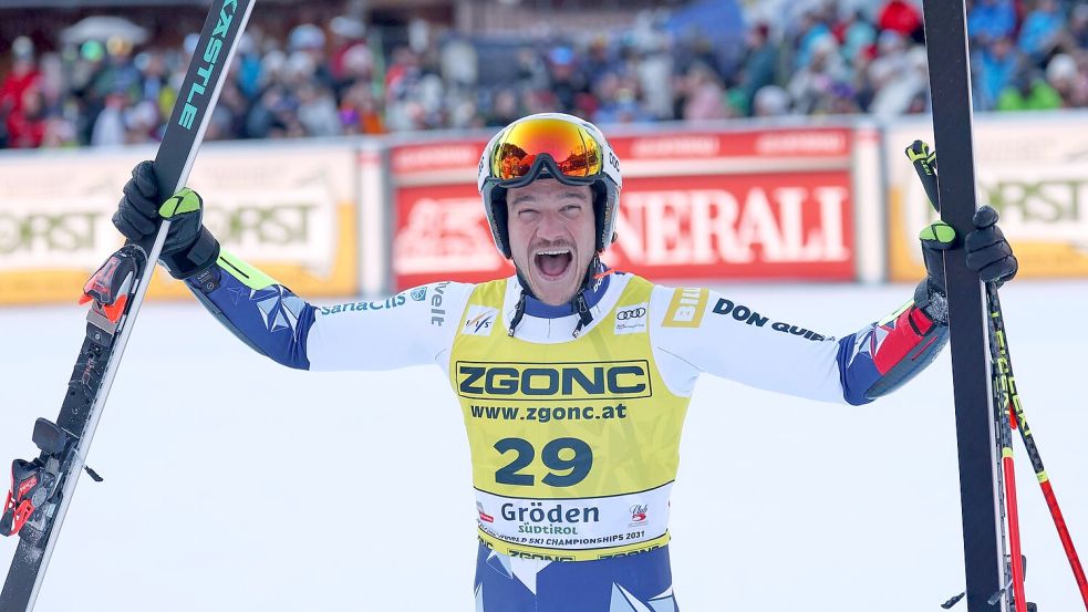 Tschechischer Ski-Coup in Gröden: Jan Zabystran bejubelt seinen Sieg im Super-G. Foto: Alessandro Trovati/AP/dpa