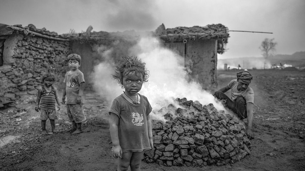 Kinder stehen in einem Kohlefeld von Jharia in Indien. Foto: Sourav Das/Unicef/dpa