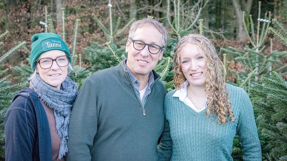 Steffi und Holger Strübbe mit ihrer 17-jährigen Tochter Anneli. Familie und Freunde packen zur Weihnachtszeit beim Verkauf der Tannen mit an. Foto: Denise Matthey