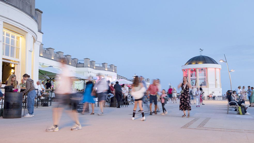 Immer eine Reise wert: Touristen auf der Promenade am Strand von Borkum. Foto: Ute Grabowsky/photothek/imago/Archiv
