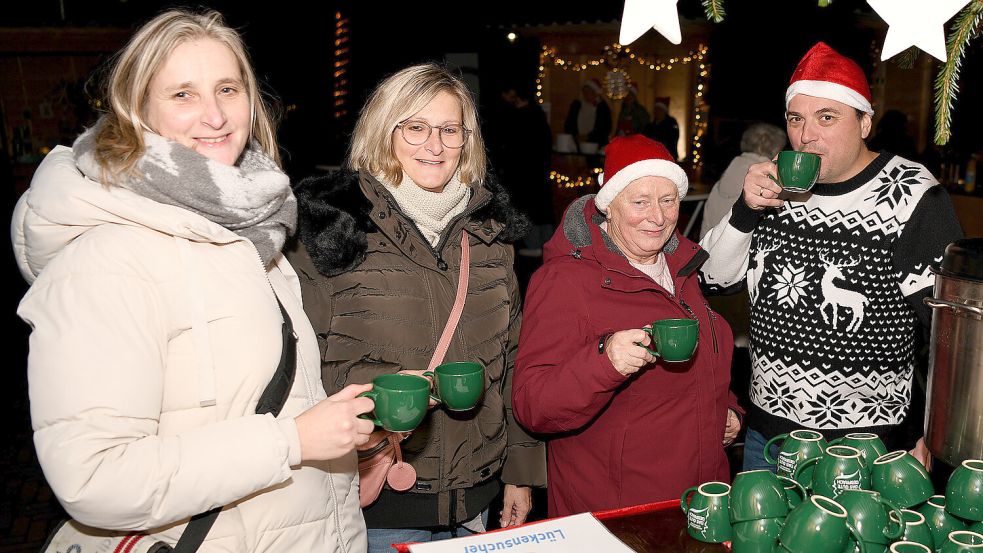 Auf dem Heseler Adventstreff gab es Glühwein und andere Leckereien. Foto: Melchert Stromann