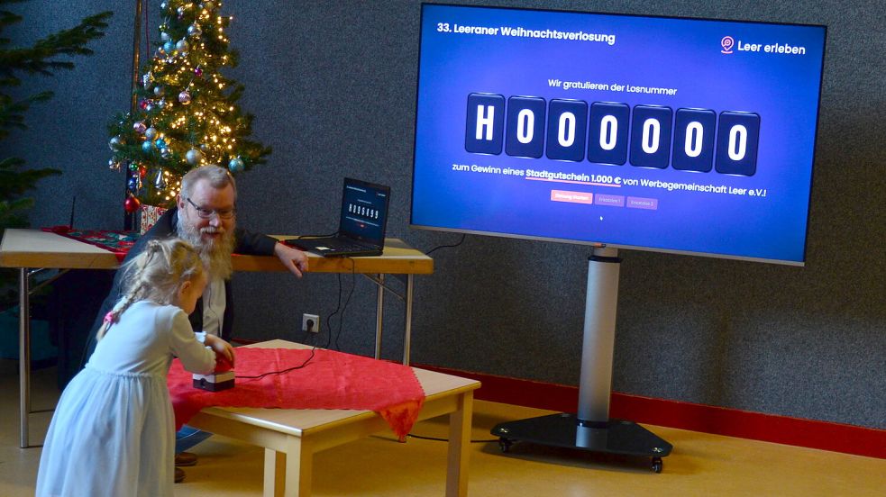 Auch dieses Mal durfte wieder Kinder den Buzzer drücken, um die Ziehung zu starten. Foto: Hannah Lehmann