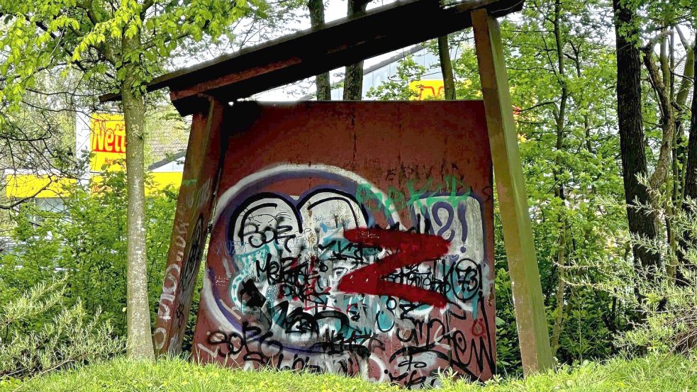 Das Kunstwerk wurde als Fläche für Schmierereien genutzt. Foto: Gisela Robben/Archiv