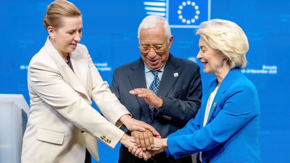 Feiern den Kompromiss: Dänemarks Regierungschefin Mette Frederiksen, EU-Ratspräsident António Costa und Kommissionschefin Ursula von der Leyen. Foto: Michael Kappeler/dpa