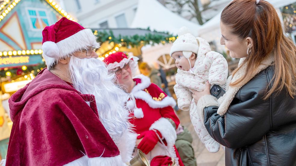 Wenn man unverhofft den Weihnachtsmann trifft, kann einem schon mal der Mund offen stehen bleiben. Foto: Klaus Ortgies