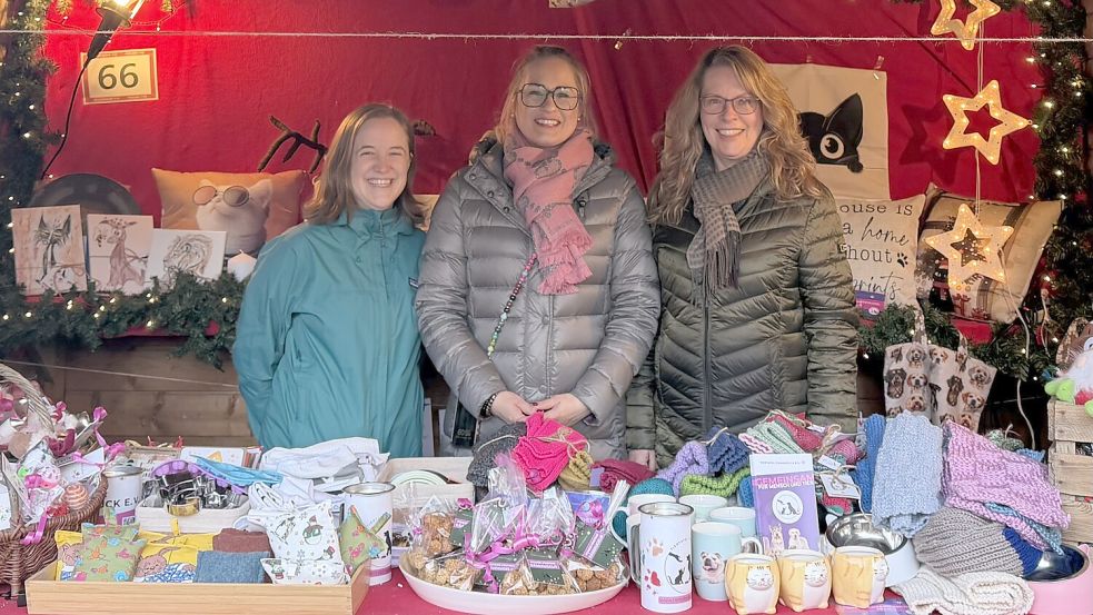 Frauke Hermany, Theresia Thomas und Kerstin Ludwig stehen bis Samstag, 20. Dezember, für die Tiertafel Osnabrück auf dem historischen Weihnachtsmarkt. Foto: Noah Schnarre