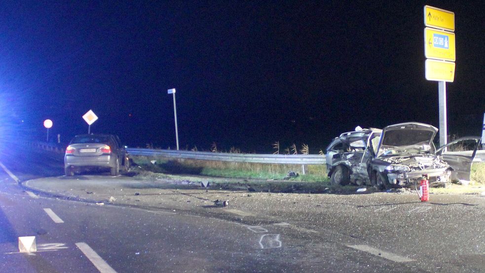 Die Autos stießen im Kreuzungsbereich zusammen. Foto: Feuerwehr