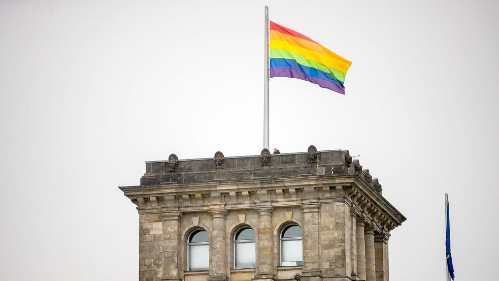 Die Regenbogenfahne auf dem Reichstag ist 2025 ein Zankapfel. (Archivbild) Foto: Christoph Soeder/dpa