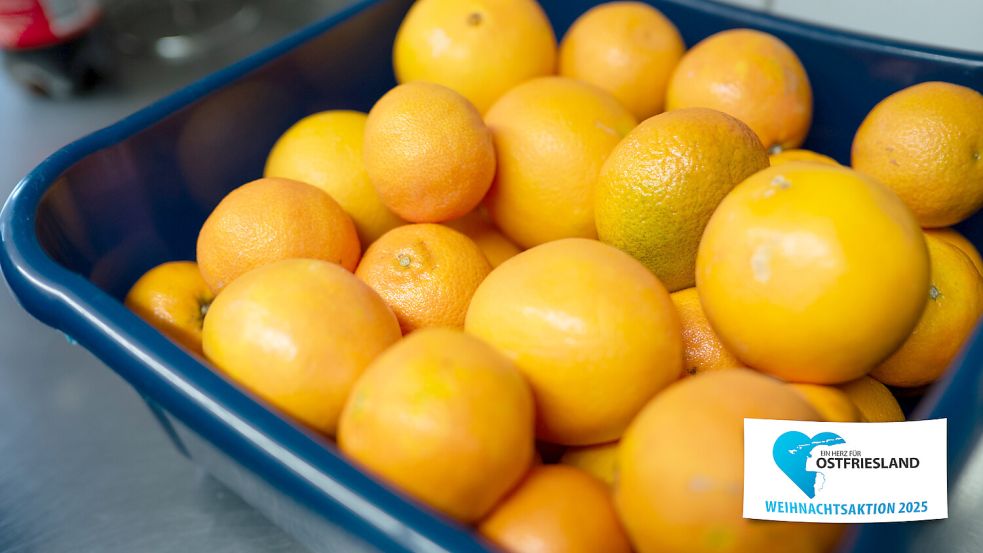 Zum Nachtisch gibt es für jeden Besucher eine Mandarine. Foto: Klaus Ortgies