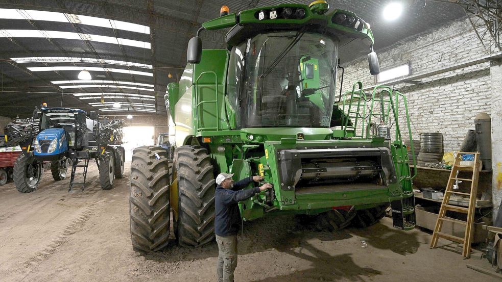 Ein Landwirt und seine Sprühgerät-Landmaschine in Cucullu, nahe Buenos Aires. Das Abkommen würde den direkten Wettbewerb zwischen südamerikanischen und europäischen Bauern verstärken. Foto: AFP/JUAN MABROMATA