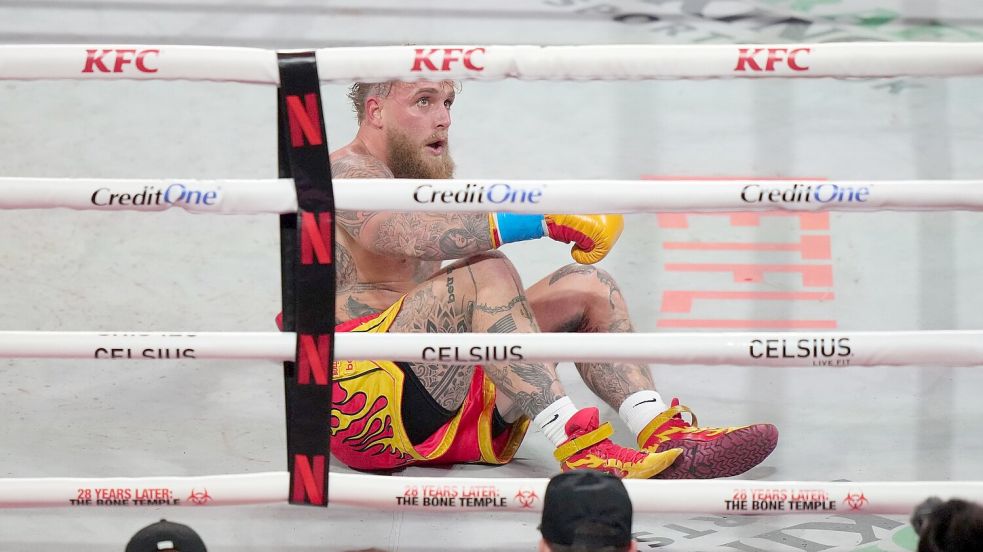 Am Boden: Jake Paul erlitt einen doppelten Kieferbruch. Foto: Lynne Sladky/AP/dpa