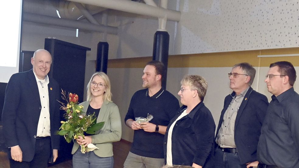 Bürgermeister Erwin Adams gratulierte der neuen Geschäftsführerin des RTC, Heike Schröder, ihrem Mann Frank Schröder, den Eltern Marlies und Karl-Heinz Neemann sowie dem Bruder Wilke Neemann. Foto: Wilfried Frerichs/Gemeinde Großefehn