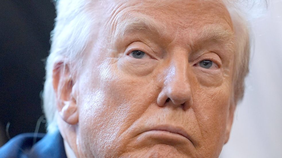 Trump äußerte sich zunächst nicht zur Veröffentlichung der Akten. (Archivbild) Foto: Evan Vucci/AP/dpa