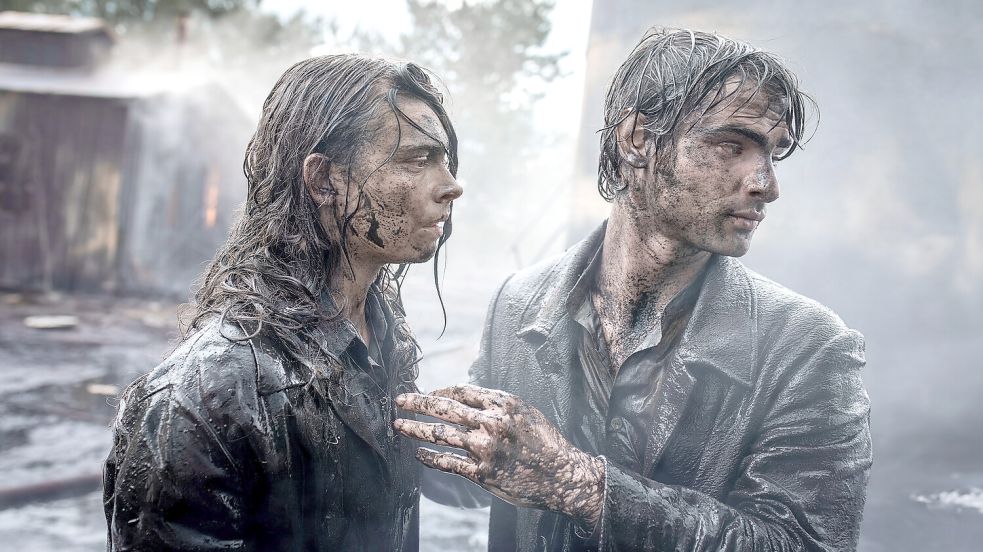 Johanna Lambert (Harriet Herbig-Matten) und Richard Pape (Aaron Hilmer) machen sich schmutzig für die deutsche Westernserie „Schwarzes Gold“. Foto: NDR/Boris Laewen