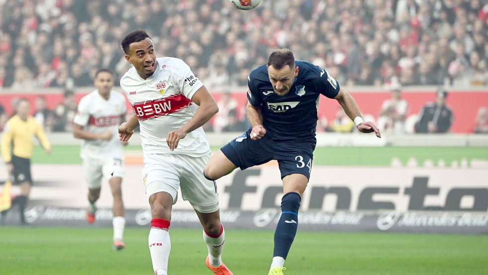 VfB-Profi Jamie Leweling scheiterte in Hälfte eins mit einem Distanzschuss. Foto: Uli Deck/dpa