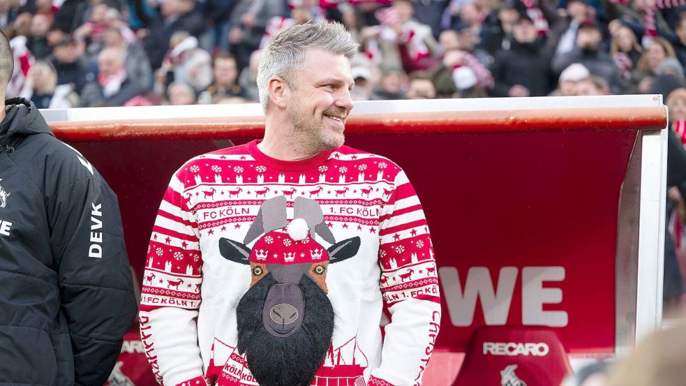 Kölns Trainer Lukas Kwasniok im Weihnachtspullover. Foto: Marius Becker