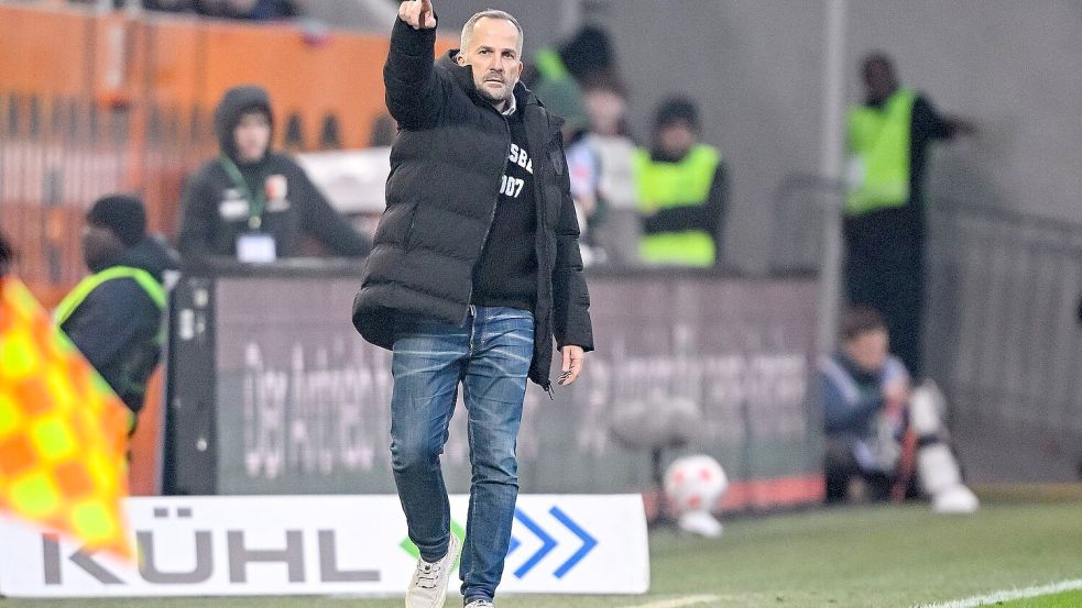 Manuel Baum in Aktion am Spielfeldrand. Foto: Harry Langer