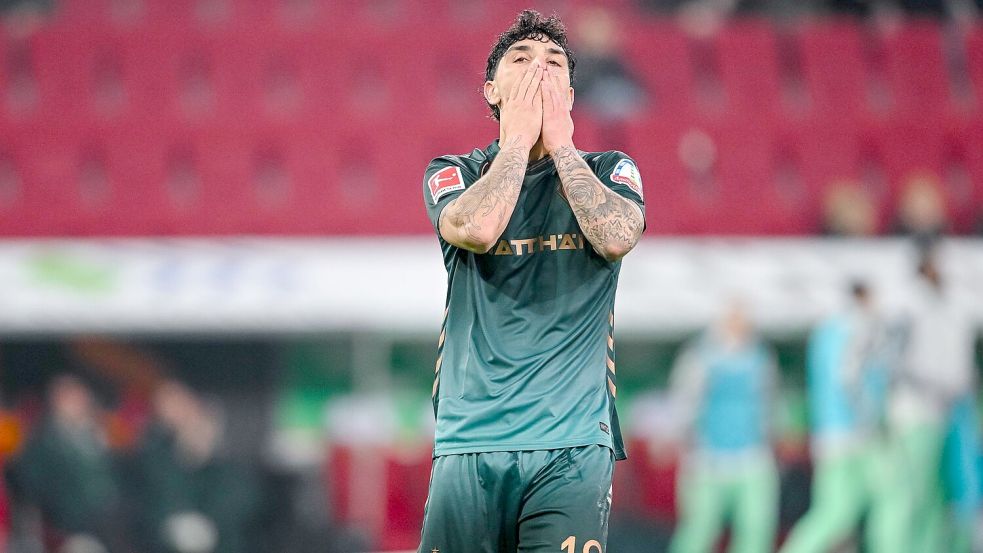 Bremens Cameron Puertas reagiert nach einer vergebenen Chance. Sein Schuss flog über das Augsburger Tor. Foto: Harry Langer