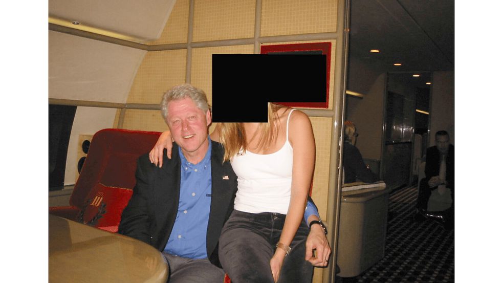 Tausende Akten wurden veröffentlicht - darunter auch Fotos mit Bill Clinton. Foto: IMAGO / Anadolu Agency