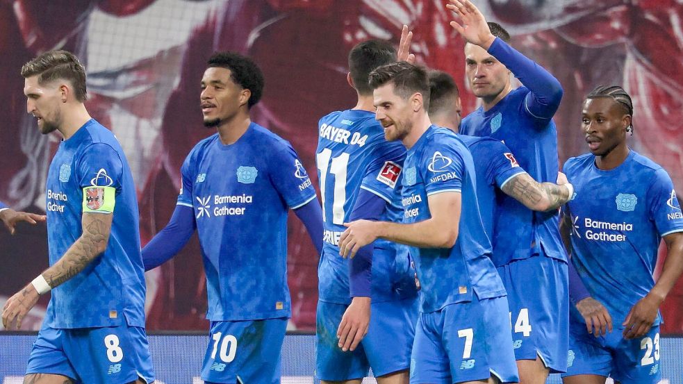 Leverkusens Spieler um Torschütze Patrik Schick (2.v.r., Bayer Leverkusen) jubeln nach dem Führungstreffer. Foto: Jan Woitas