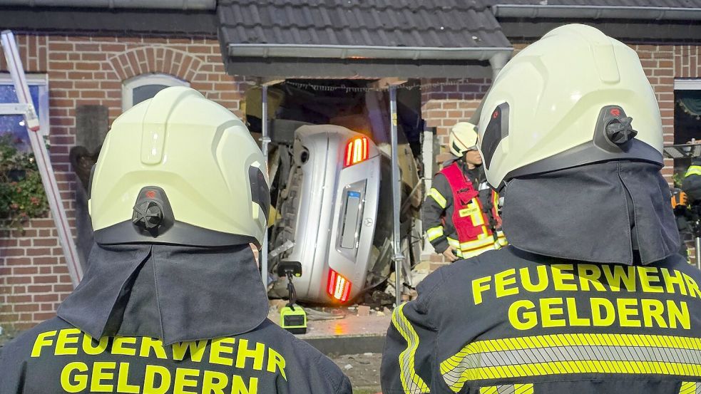 Das Auto durchschlug den Eingangsbereich. Foto: Guido Schulmann/tv-niederrhein/d