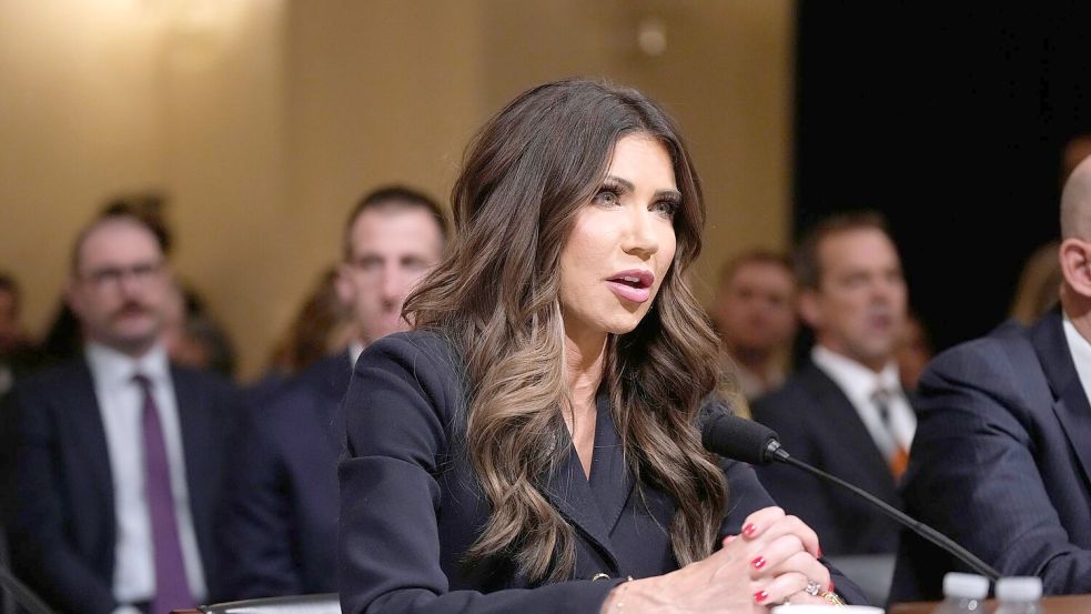 Das US-Militär hat nach Angaben von US-Heimatschutzministerin Noem erneut einen Öltanker beschlagnahmt. (Archivfoto) Foto: Mark Schiefelbein/AP/dpa