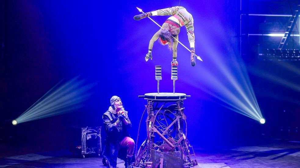 Bei ihrer Darbietung balanciert Silke Pan auf Handstandstützen - und steigt mit den Klötzen immer weiter in die Höhe. Foto: Christoph Reichwein