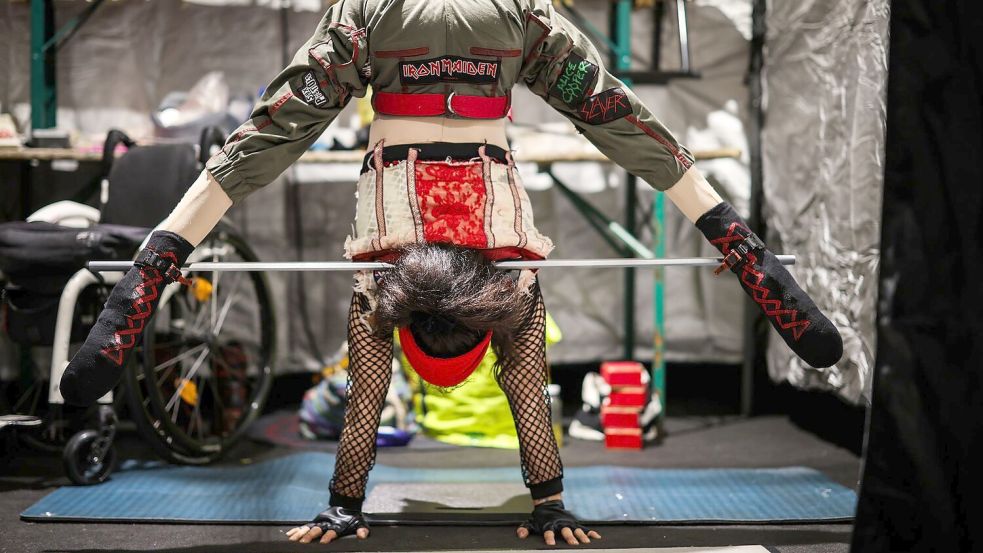 Die Aluminiumstange stabilisiert die Füße und gibt der gelähmten Artistin Orientierung. Foto: Christoph Reichwein