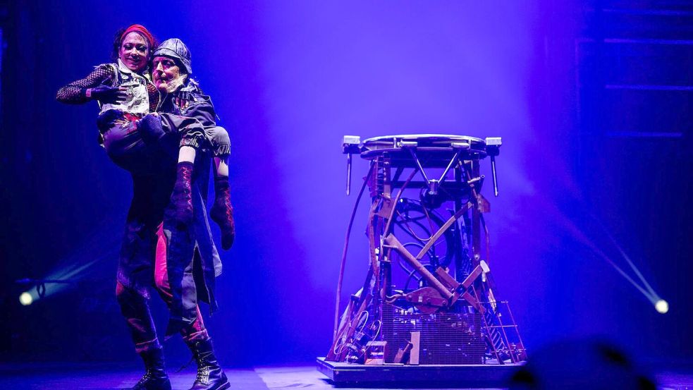 Ehemann Didier Dvorak, der ebenfalls gelernter Akrobat ist, unterstützt Pan bei ihrem Auftritt. Foto: Christoph Reichwein